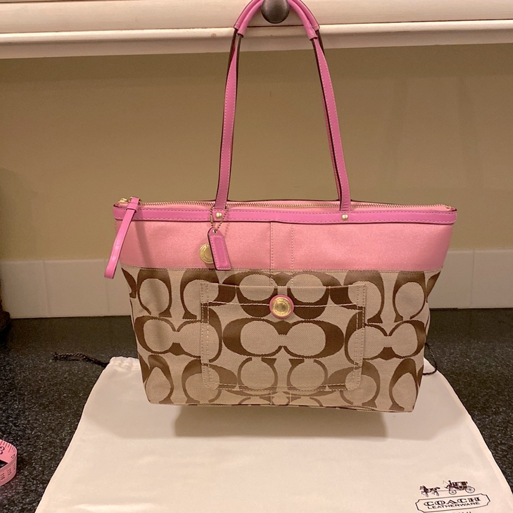COACH jacquard khaki signature gallery tote with Lg pink band #11691.